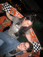 Due persone in posa con una grande sciarpa Jägermeister Racing