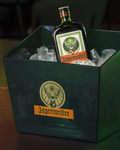 Bottiglia Jägermeister in un secchiello del ghiaccio verde con logo visibile.
