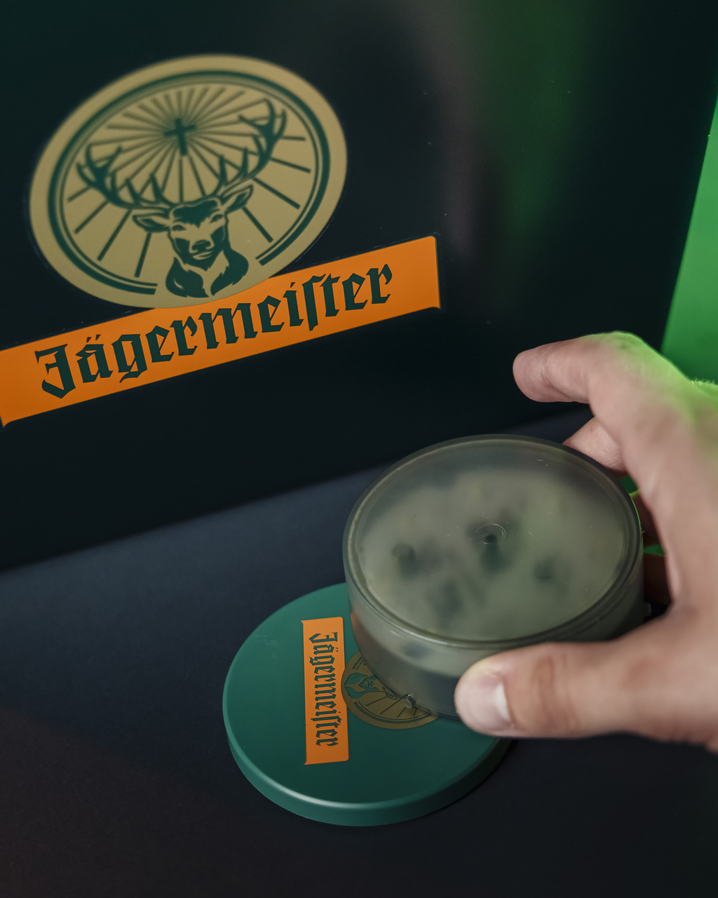 Modulo luminoso per bottiglia Jägermeister con logo del brand 