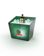 Secchiello del ghiaccio verde con bottiglia Jägermeister e cubetti di ghiaccio 