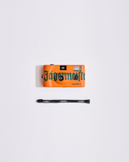 Fotocamera usa e getta arancione con marchio 'Jägermeister' su sfondo bianco