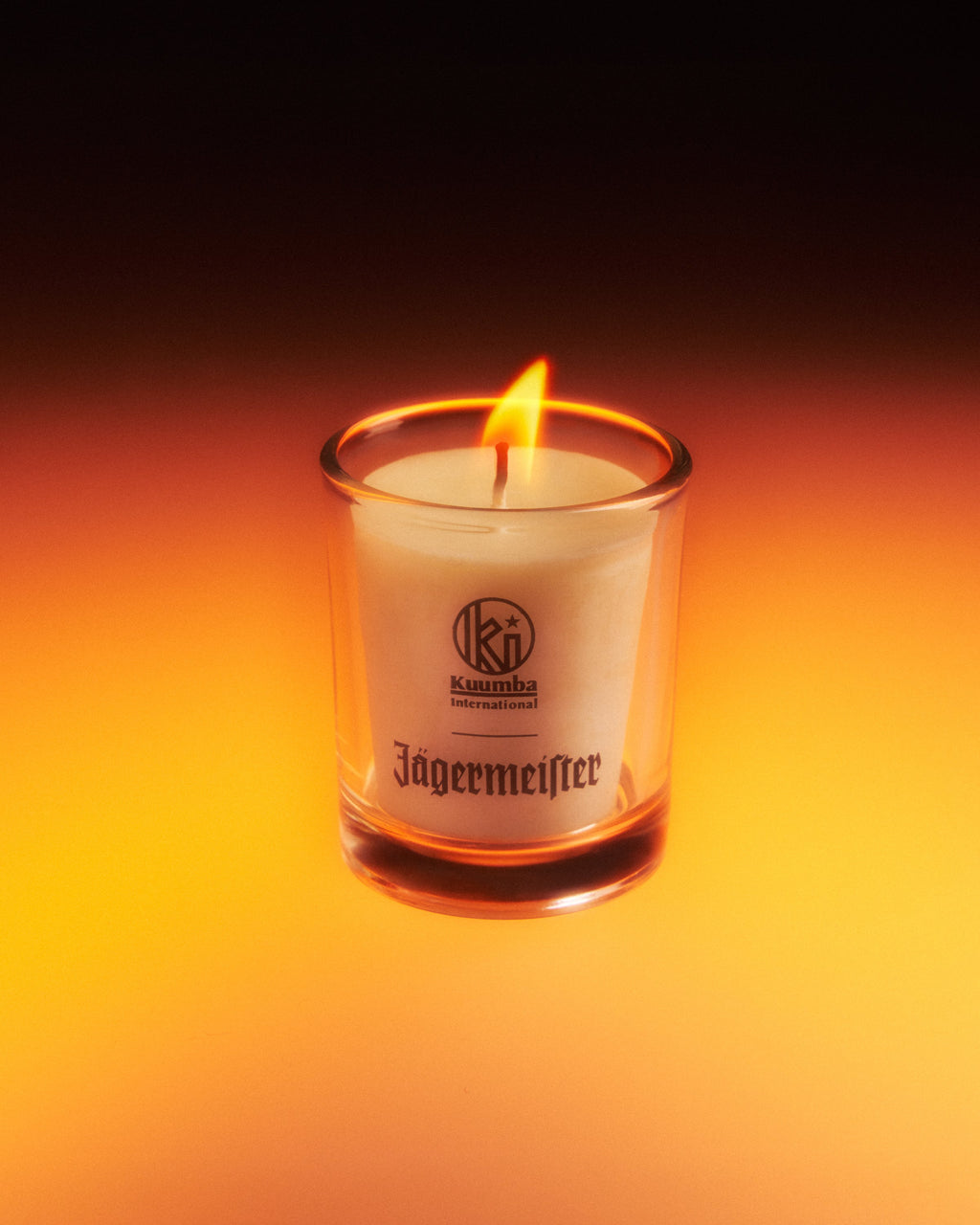Candela Jagermeister in un contenitore di vetro con sfondo scuro