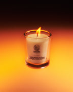 Candela Jagermeister in un contenitore di vetro con sfondo scuro