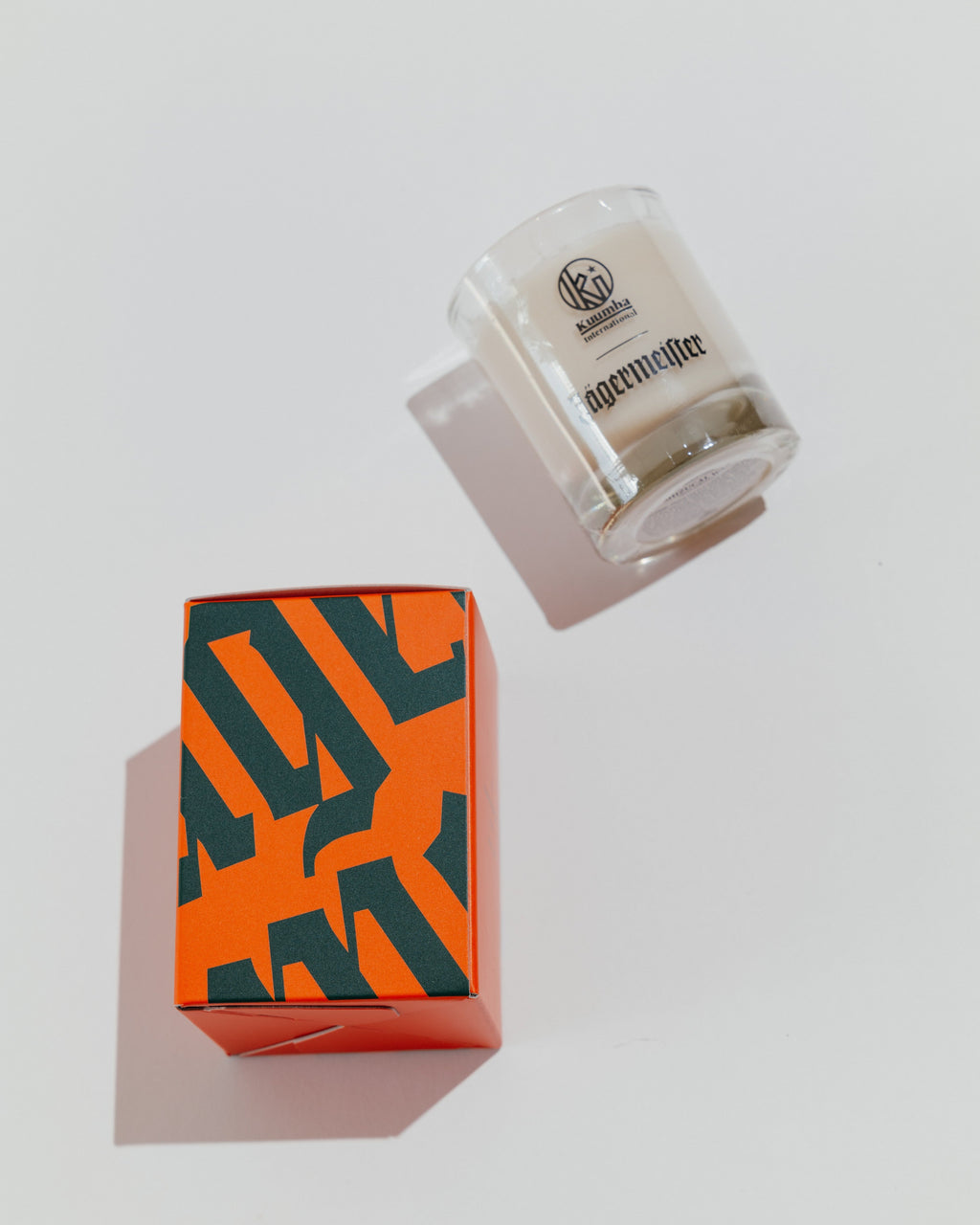 Candela Jägermeister con scatola decorativa con wordmark Jägermeister in verde e arancione