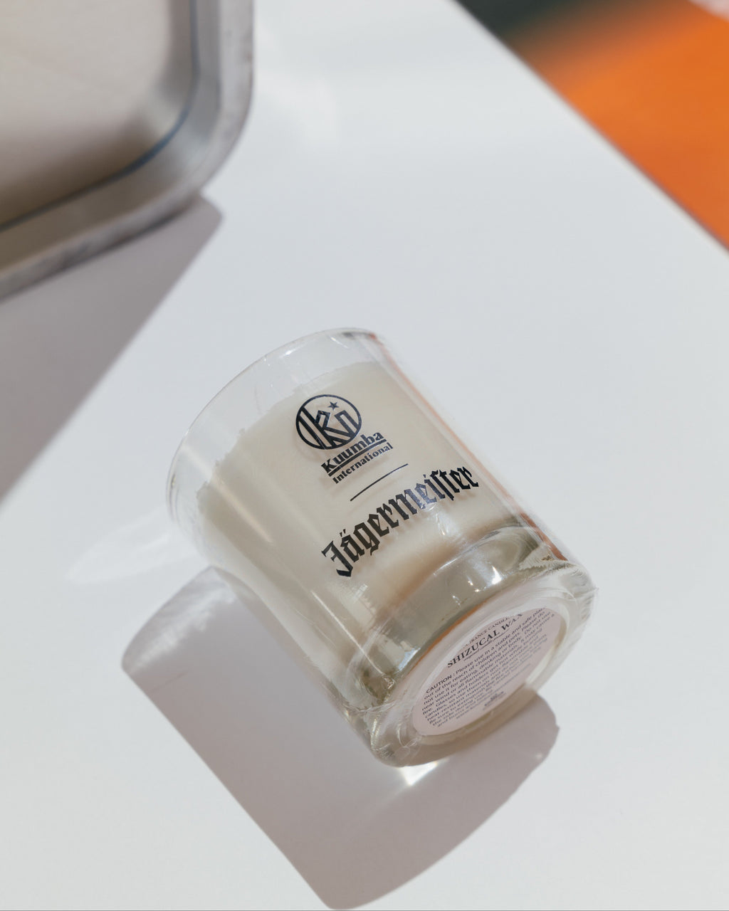 Candela Jägermeister su una superficie bianca