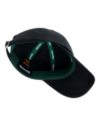 Berretto nero con interno verde e logo del marchio Jägermeister ben visibile.