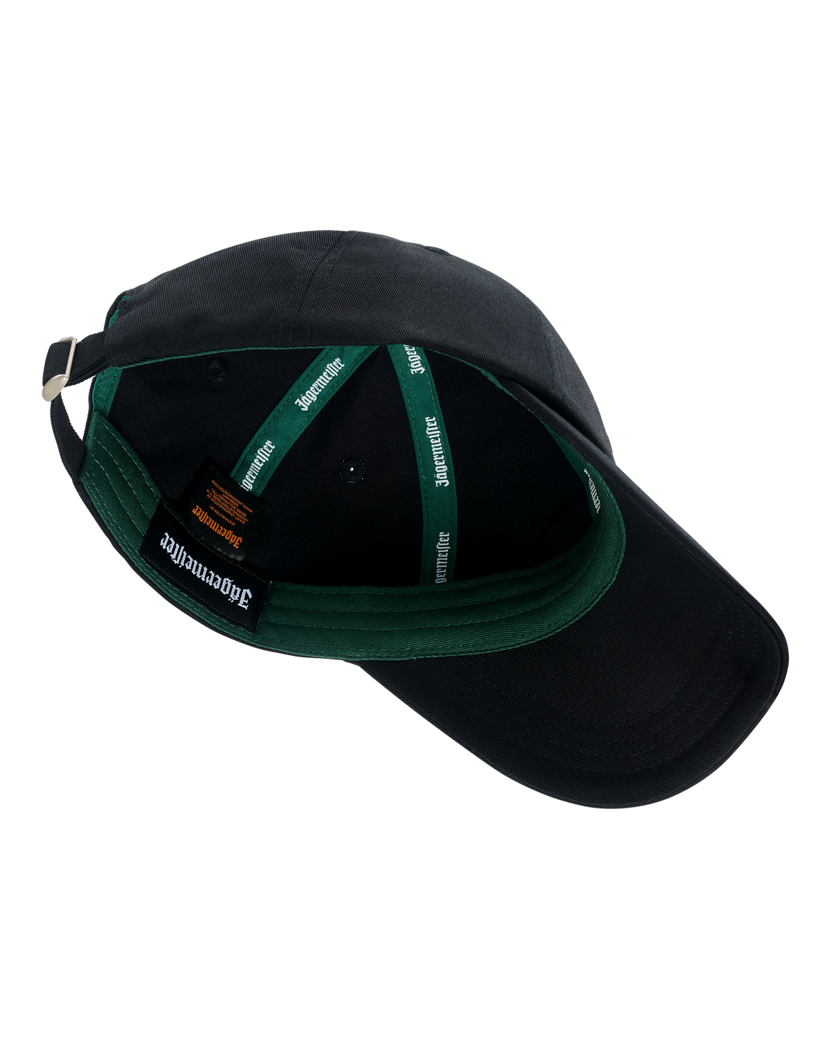Berretto nero con interno verde e logo del marchio Jägermeister ben visibile.