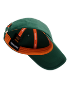 Berretto da baseball verde Jägermeister con logo del marchio ben visibile all'interno del cappellino.