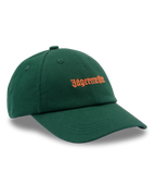 Dad cap verde Jägermeister con logo wordmark arancione Jägermeister sul davanti.