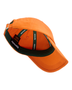 Berretto da baseball arancione Jägermeister con visiera verde.