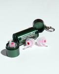 Tappi per le orecchie in una custodia metallica verde con il logo testuale bianco Jägermeister, su sfondo bianco