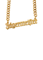 Collana dorata con pendente 'Jägermeister'.