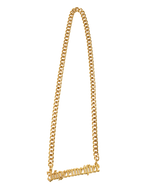 Collana con catena dorata e pendente 'Jägermeister'.