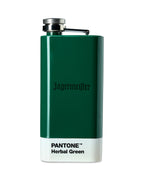 Fiaschetta verde con testo 'Jägermeifter' e 'Pantone Herbal Green' su sfondo bianco