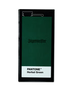 Confezione per hipflask Jägermeister con etichetta Pantone Herbal Green su sfondo bianco