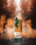 Fiaschetta Pantone con campione di colore verde circondata da fumo colorato su sfondo scuro
