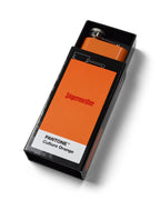Fiaschetta arancione Jägermeister in un riquadro nero con etichetta 'PANTONE Culture Orange' su sfondo bianco