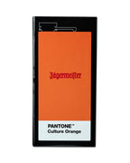 Scatola per hipflask Jägermeister con etichetta 'PANTONE Culture Orange' su sfondo bianco