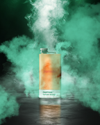 Bottiglia Jägermeister con etichetta colore Pantone circondata da fumo verde su sfondo scuro