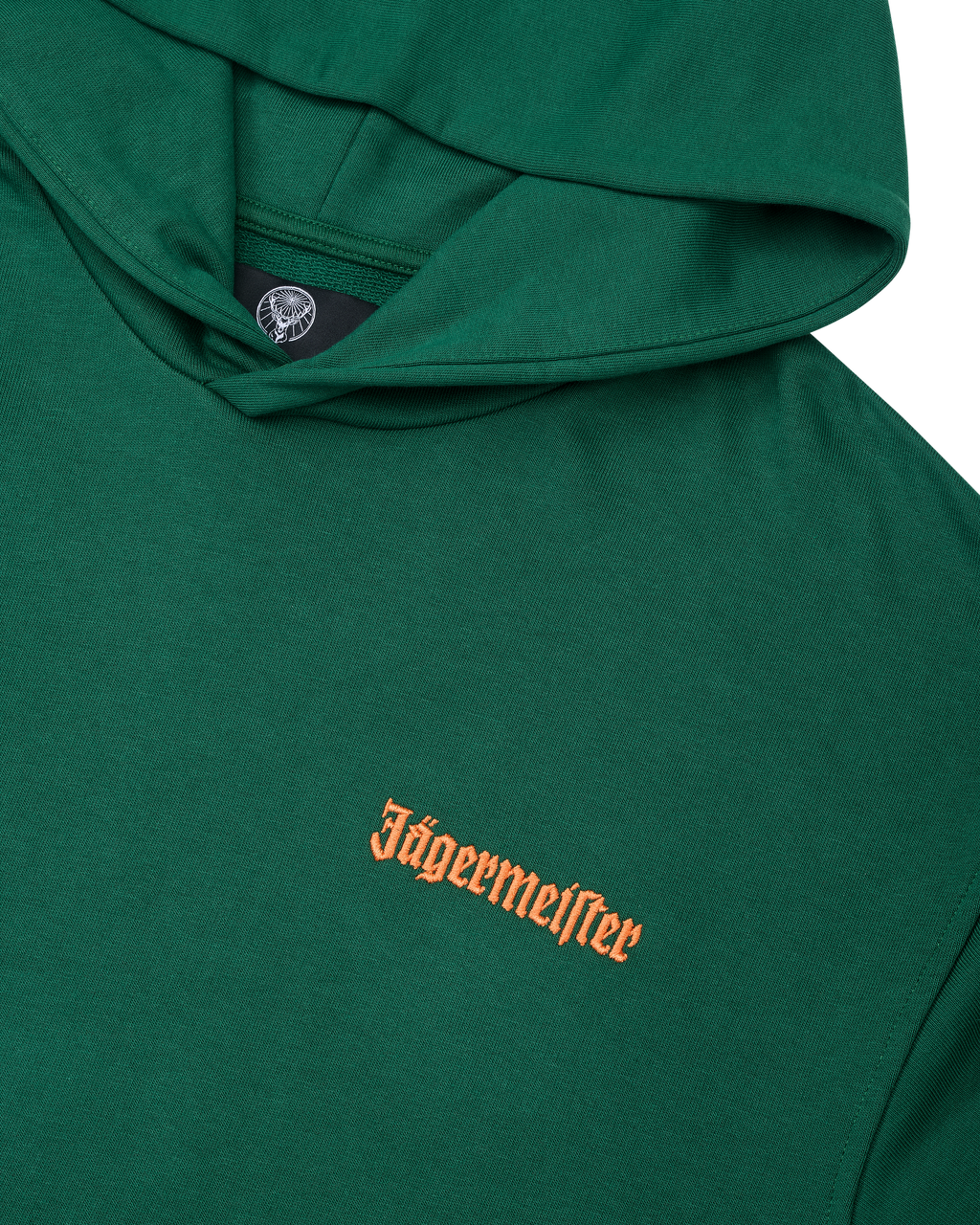 Felpa con cappuccio verde con logo Jägermeister arancione sul petto.