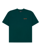 T-shirt verde Jägermeister con un piccolo wordmark verde Jägermeister sul petto.