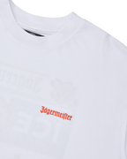 T-shirt bianca Jägermeister con wordmark arancione Jägermeister sul petto.