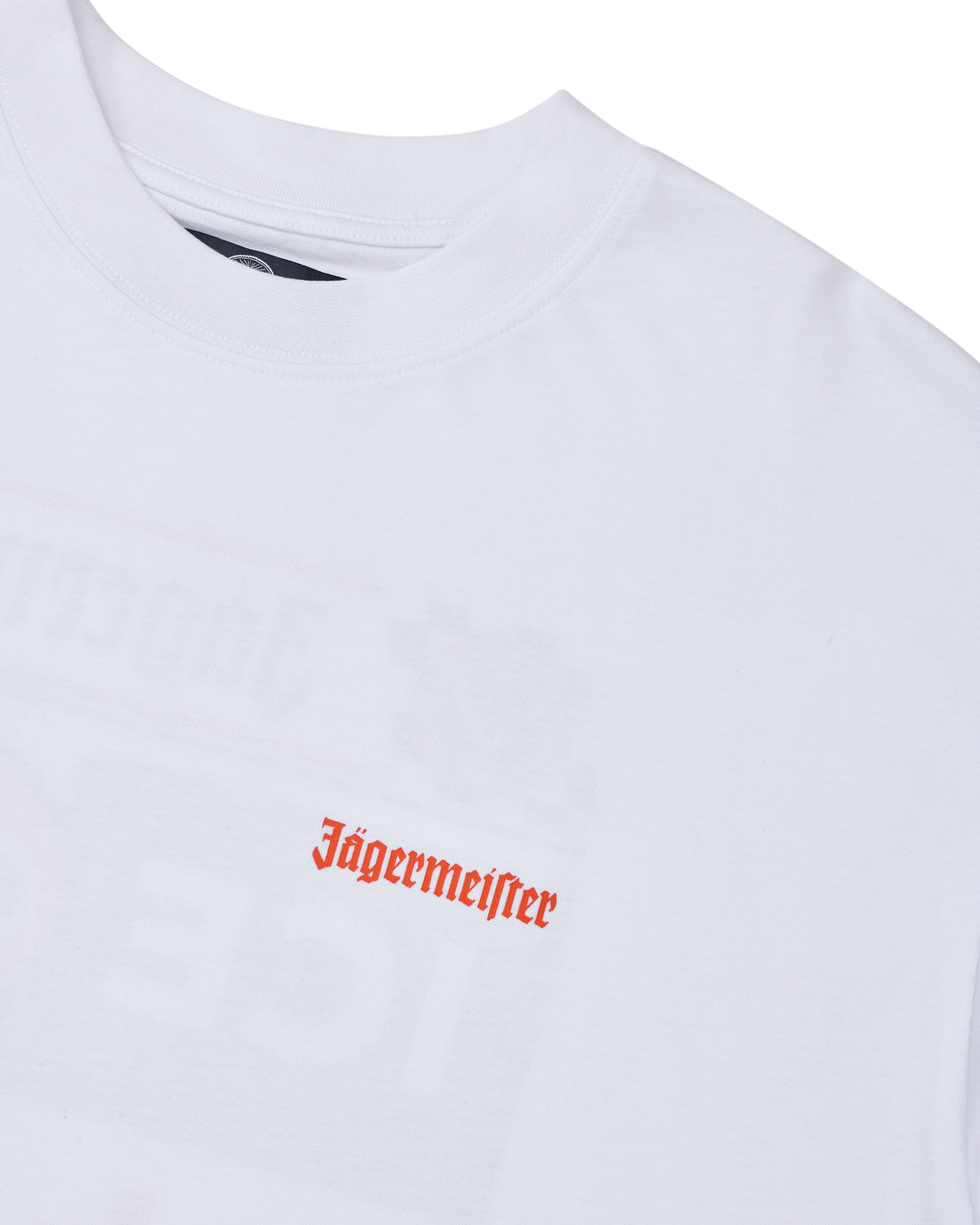 T-shirt bianca Jägermeister con wordmark arancione Jägermeister sul petto.