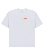 T-shirt bianca Jägermeister con logo wordmark arancione sul petto.