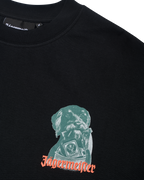 T-shirt nera Jägermeister con un piccolo logo grafico di un cane sul petto.