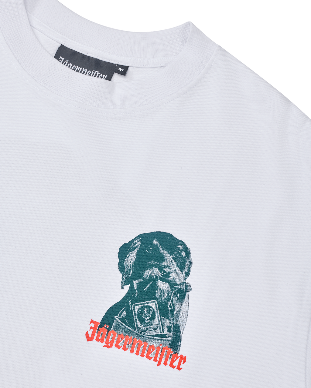 T-shirt bianca con una grafica di un cane e testo 'Jägermeister' su sfondo bianco
