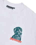 T-shirt bianca con una grafica di un cane e testo 'Jägermeister' su sfondo bianco
