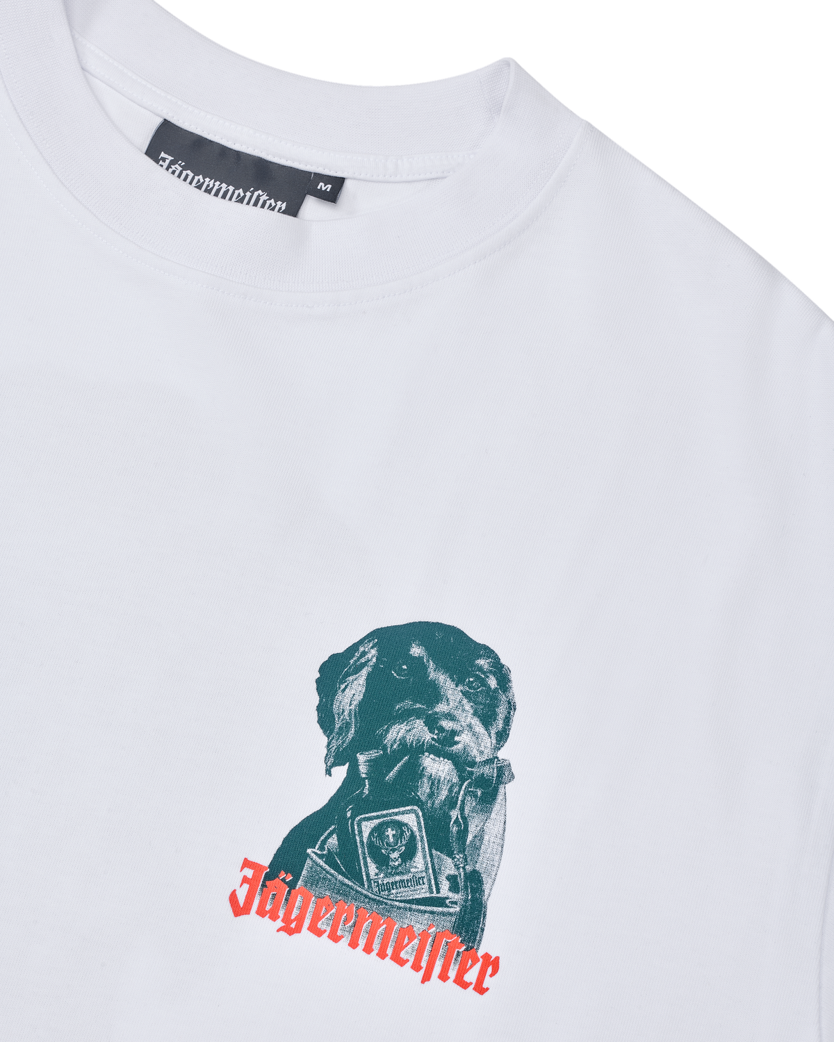 T-shirt bianca con una grafica di un cane e testo 'Jägermeister' su sfondo bianco