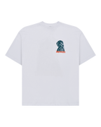 T-shirt bianca con una grafica sul petto su sfondo bianco