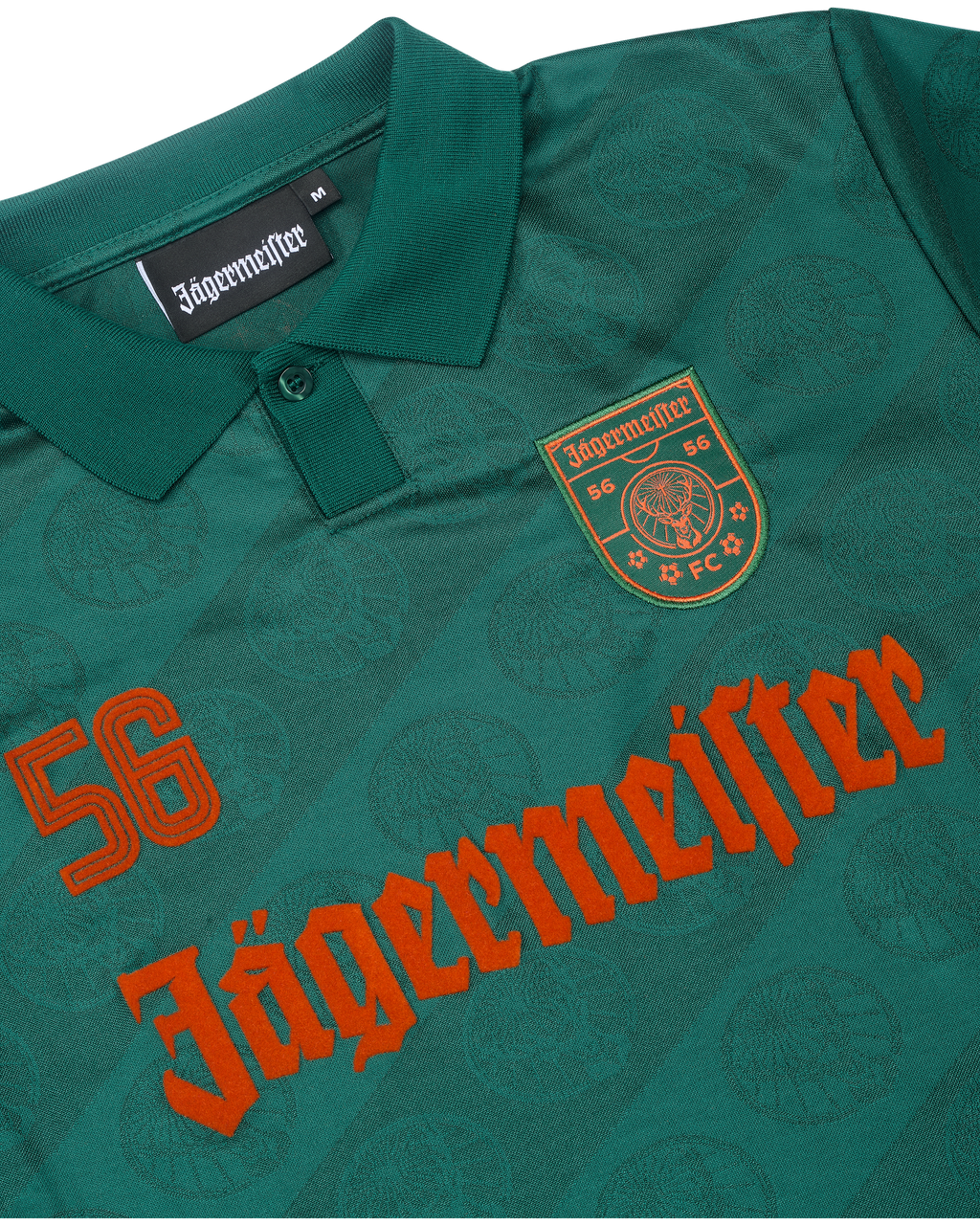 Primo piano di una maglia verde con branding Jägermeister.