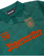 Primo piano di una maglia verde con branding Jägermeister.