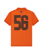 Jersey arancione con numero nero 56 sul retro della jersey.