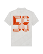 Jersey bianca con design arancione “56” sul retro.