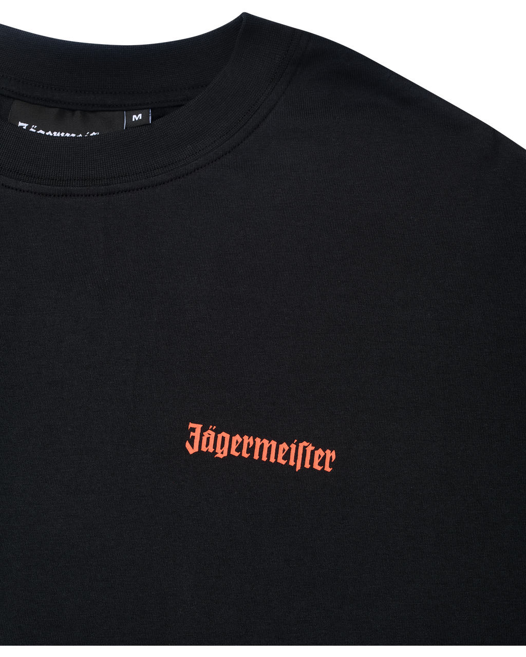 T-shirt nera con logo Jägermeister arancione sul petto.