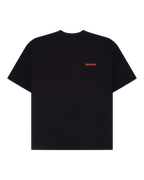 T-shirt nera con etichetta Jägermeister e piccolo logo arancione sul petto.