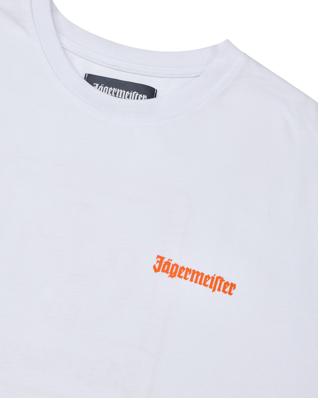 T-shirt bianca con logo arancione “Jägermeister”.