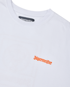 T-shirt bianca con logo arancione “Jägermeister”.