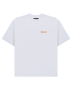 T-shirt bianca con logo Jägermeister arancione sul petto.
