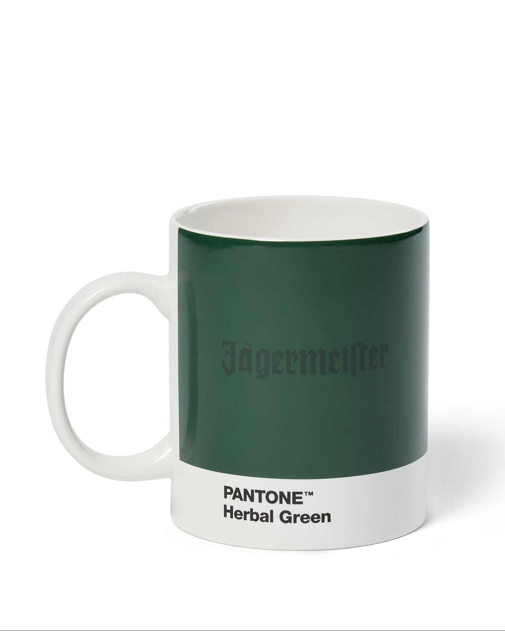Tazza Jägermeister con campione colore Pantone Herbal Green su sfondo bianco