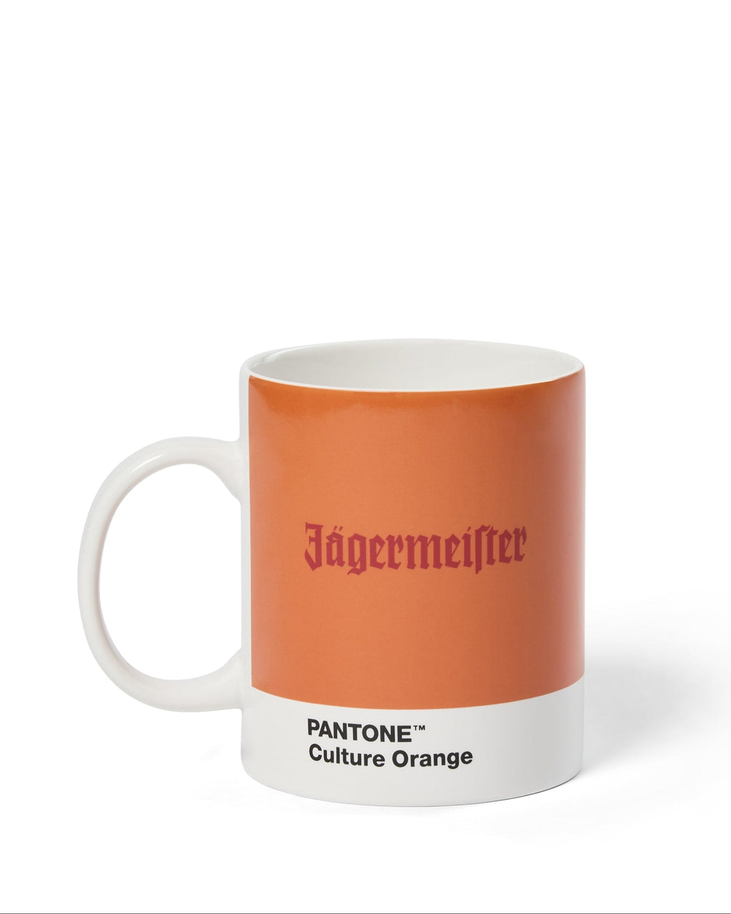 Tazza arancione con branding Jägermeister e campione colore Pantone su sfondo bianco