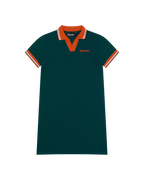 Abito polo verde con rifiniture arancioni e wordmark Jägermeister sul petto