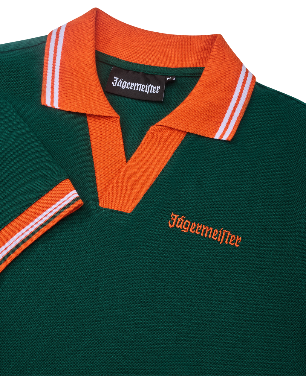 Abito polo verde con colletto e rifiniture arancioni con branding Jägermeister.