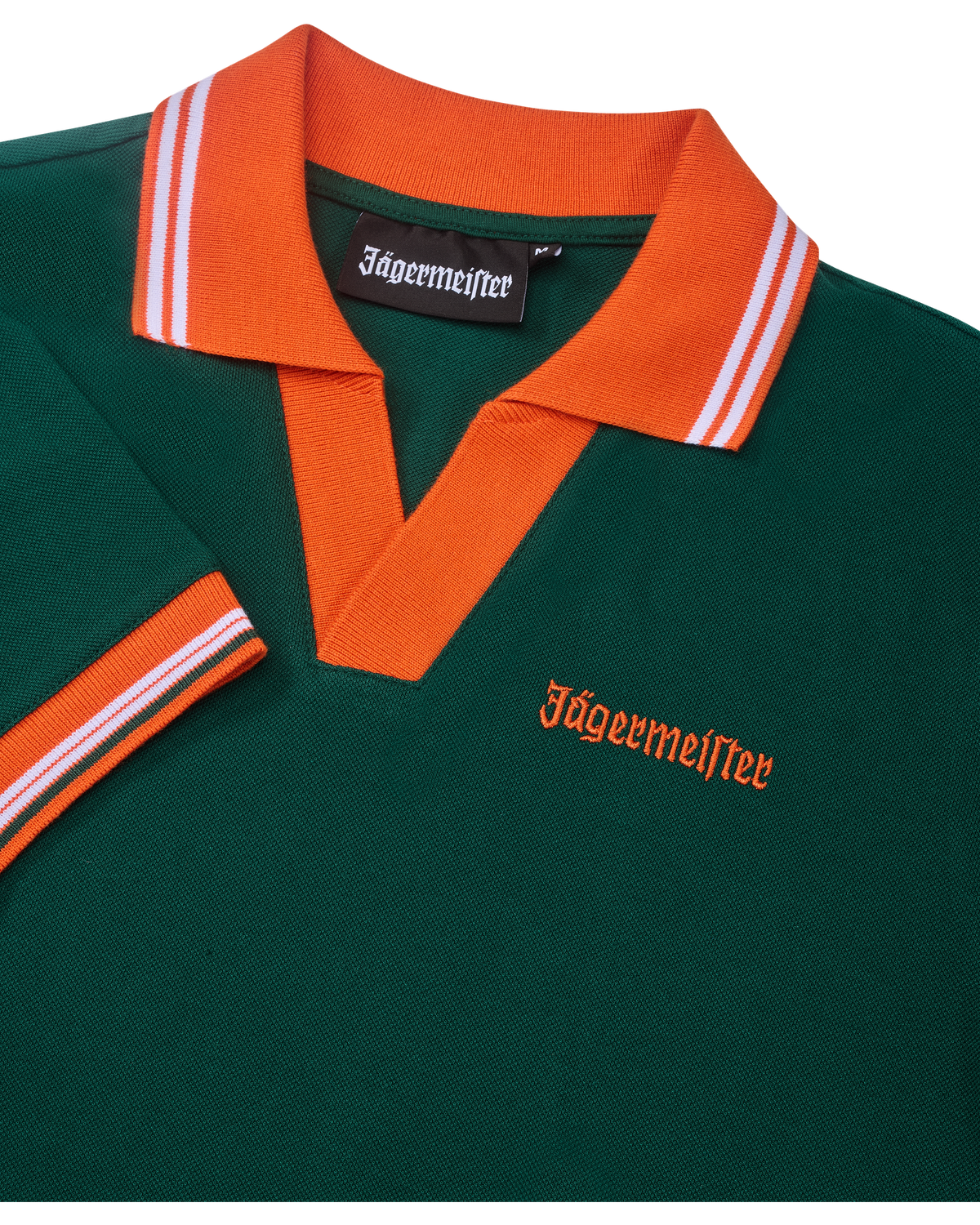 Abito polo verde con colletto e rifiniture arancioni con branding Jägermeister.