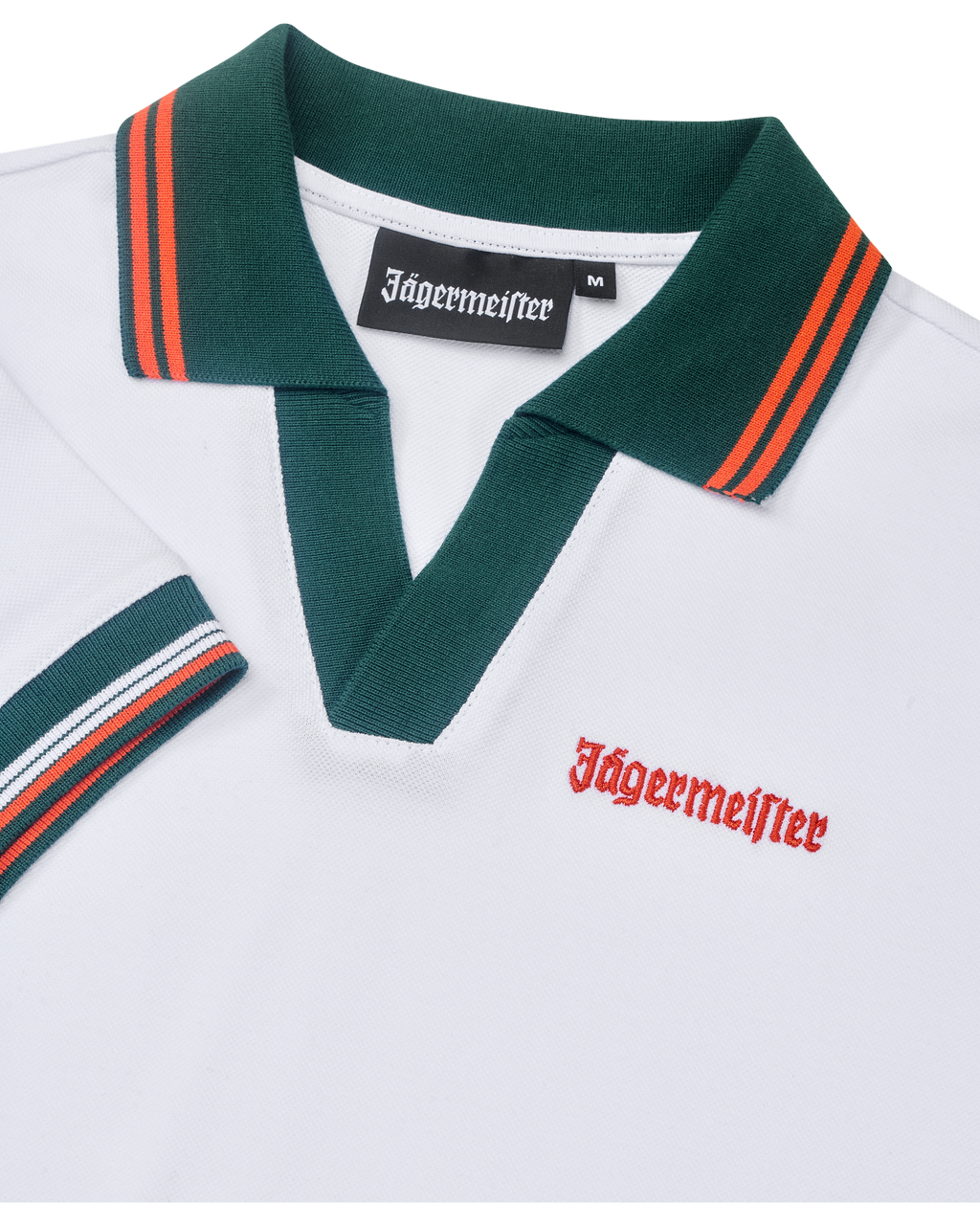 Dettaglio ravvicinato di abito polo bianco con colletto verde e accenti arancioni, con branding Jägermeister.