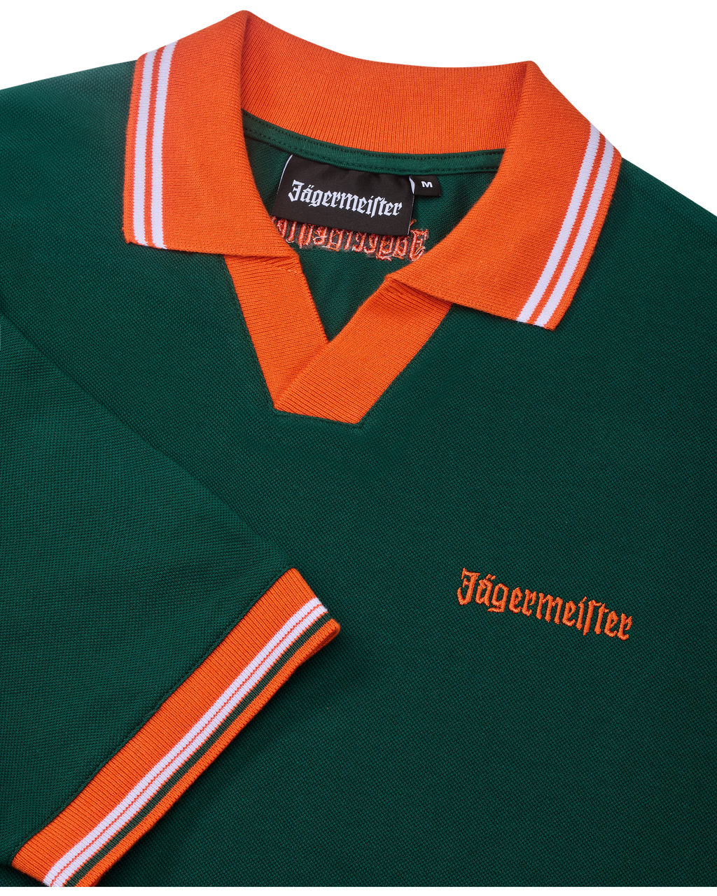 Polo verde Jägermeister con colletto e rifiniture arancioni con branding Jägermeister.
