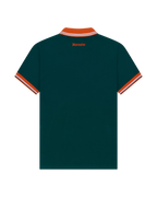 Polo verde Jägermeister con rifiniture arancioni.